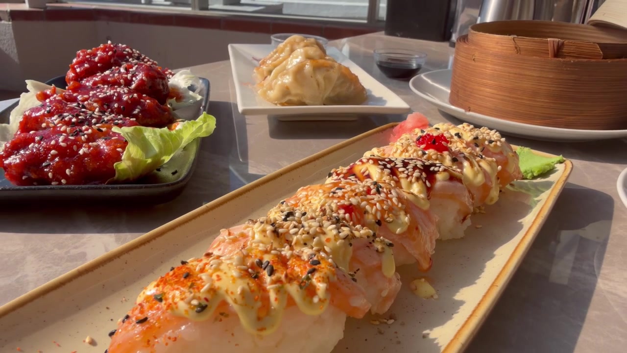 レストランのテーブルに置かれた韓国風フライドチキンと焼き餃子