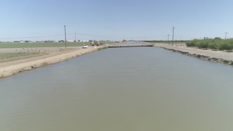 antena - toma de un dron de barrido bajo del canal en el campo