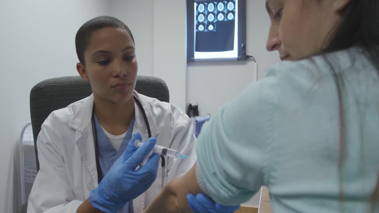 profesionales médicos que trabajan en un hospital
