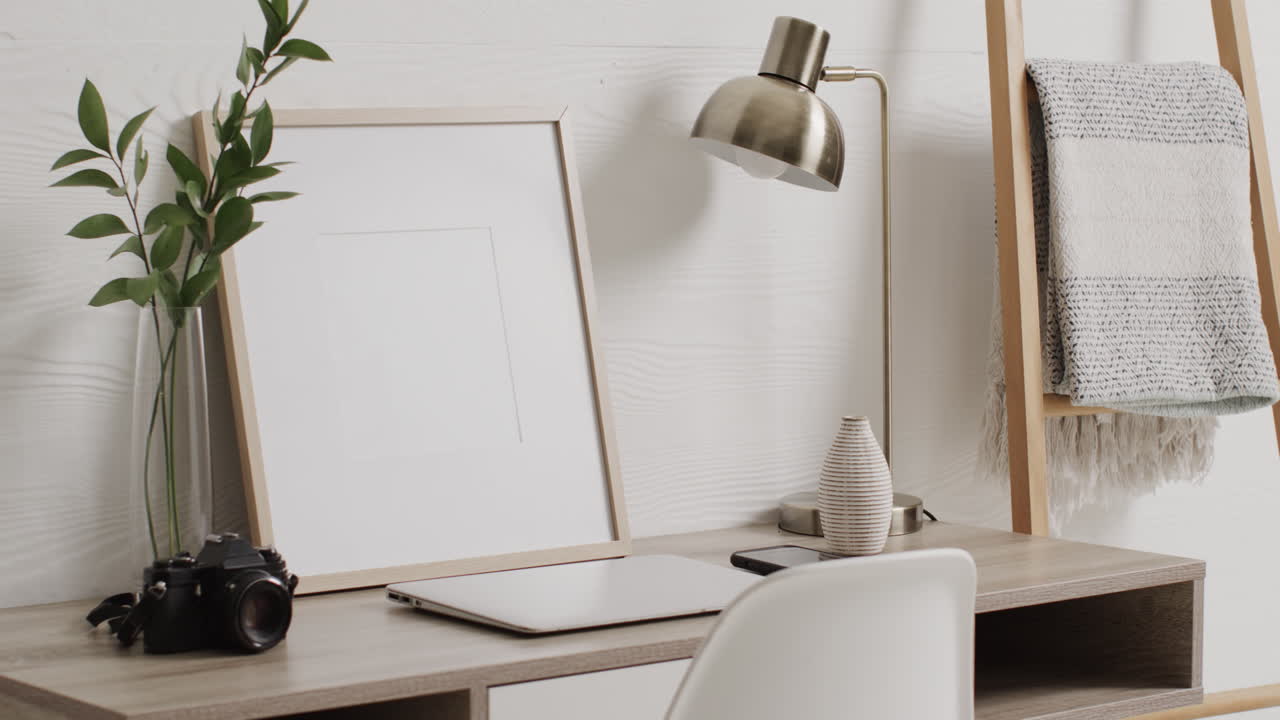 marco blanco con espacio de copia en fondo blanco con planta en el escritorio contra la pared blanca