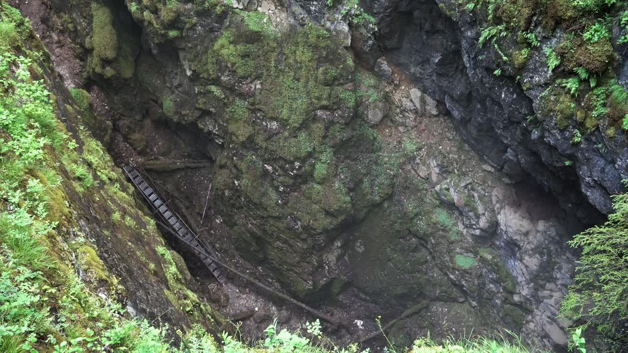 entrada a la cueva con escalera