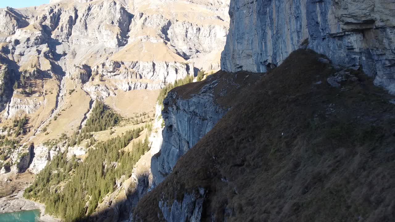 아름다운 오에시넨제(oeschinensee) 위의 무성한 녹색 스위스 산에서 위험할 정도로 가파른 산악 하이킹 길을 따라 드론 비행, 완벽한 화창한 날씨