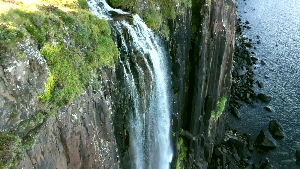 inclinación lenta hacia abajo que muestra la impresionante cascada mealfall en la isla de skye