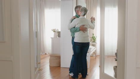 feliz pareja madura bailando en casa disfrutando de un baile romántico juntos celebrando el hito de la relación teniendo una jubilación pacífica 4k