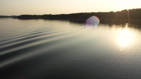 Lago-Desde-Arriba-Con-Olas-Y-Puesta-De-Sol-Filmada-Con-Drones