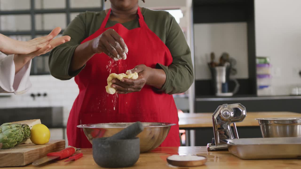 cocineros cocinando juntos
