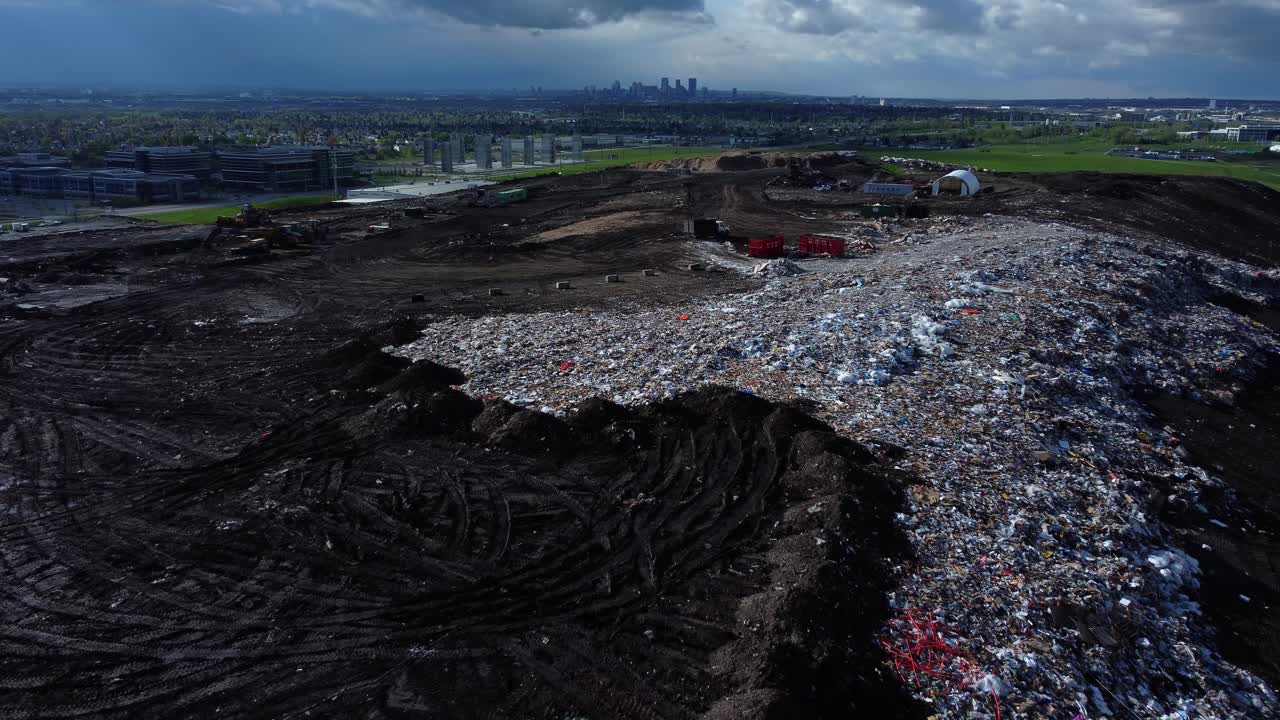 vista aérea de un vertedero lleno de basura en calgary, alberta