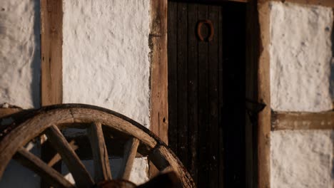 Rueda-De-Madera-Vieja-Y-Puerta-Negra-En-La-Casa-Blanca