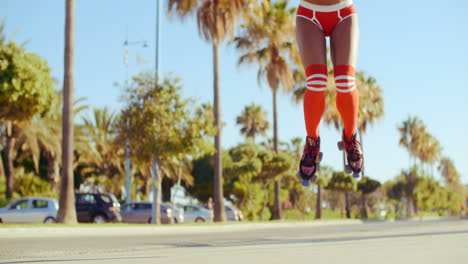 una chica con pantalones cortos saltando en patines