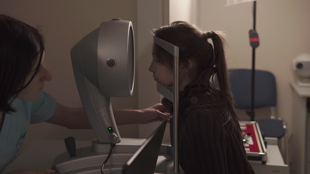 esame della vista di un bambino