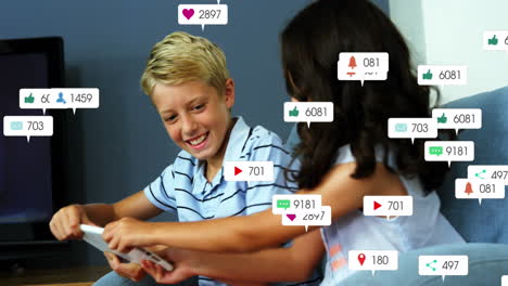 animación de barras de notificación sobre diversos niños tratando de arrebatar la tableta digital el uno del otro