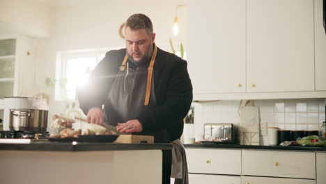 hombre cocinando en la cocina