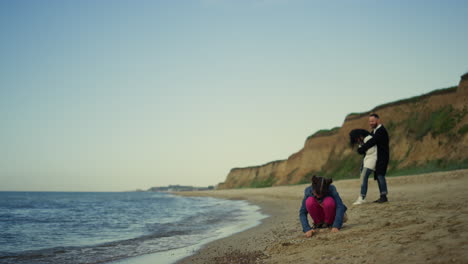 Gente-Relajándose-Vacaciones-Familiares-En-La-Playa-Del-Mar.-Padres-Hijo-Disfrutando-De-La-Costa.