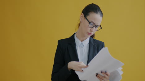 mujer de negocios leyendo documentos