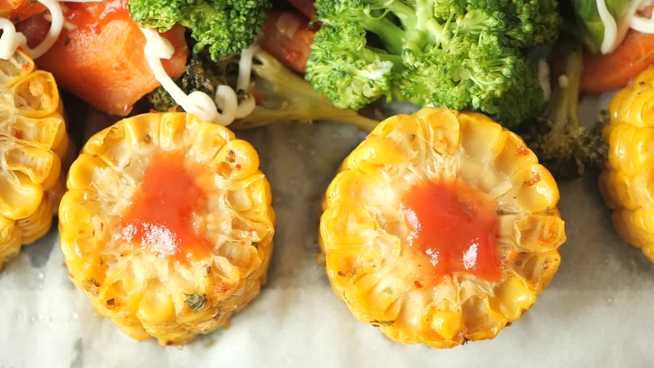 채소와 함께 구운 옥수수