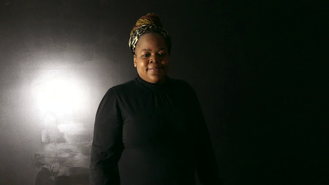 чернокожая женщина счастливо улыбается в камеру натуральные волосы афроамериканка радость