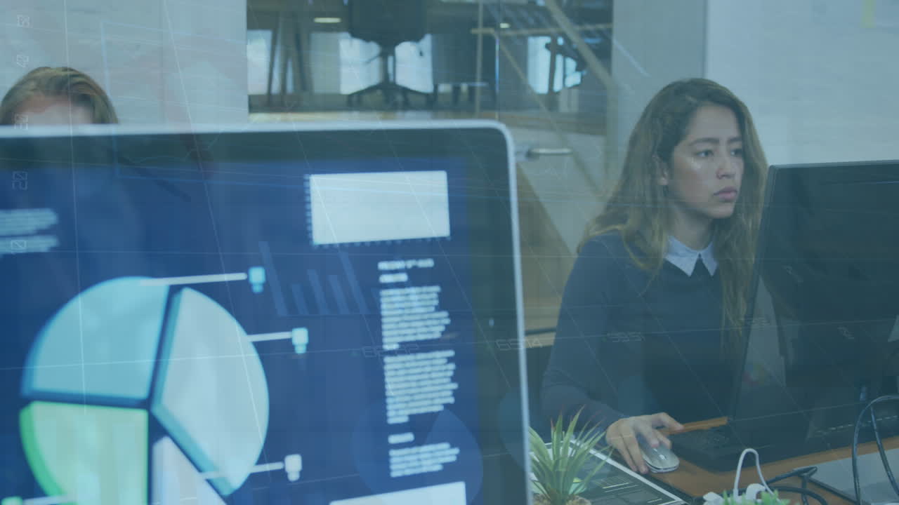 animación del procesamiento de datos estadísticos sobre mujeres biraciales usando computadora en la oficina.