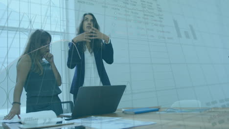 animación de estadística, procesamiento de datos del mercado de valores sobre dos mujeres diversas discutiendo en la oficina