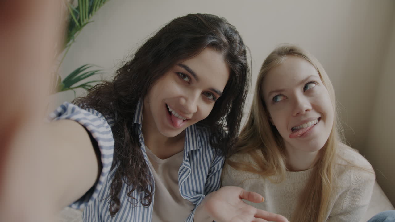 셀피를 찍는 두 젊은 여성