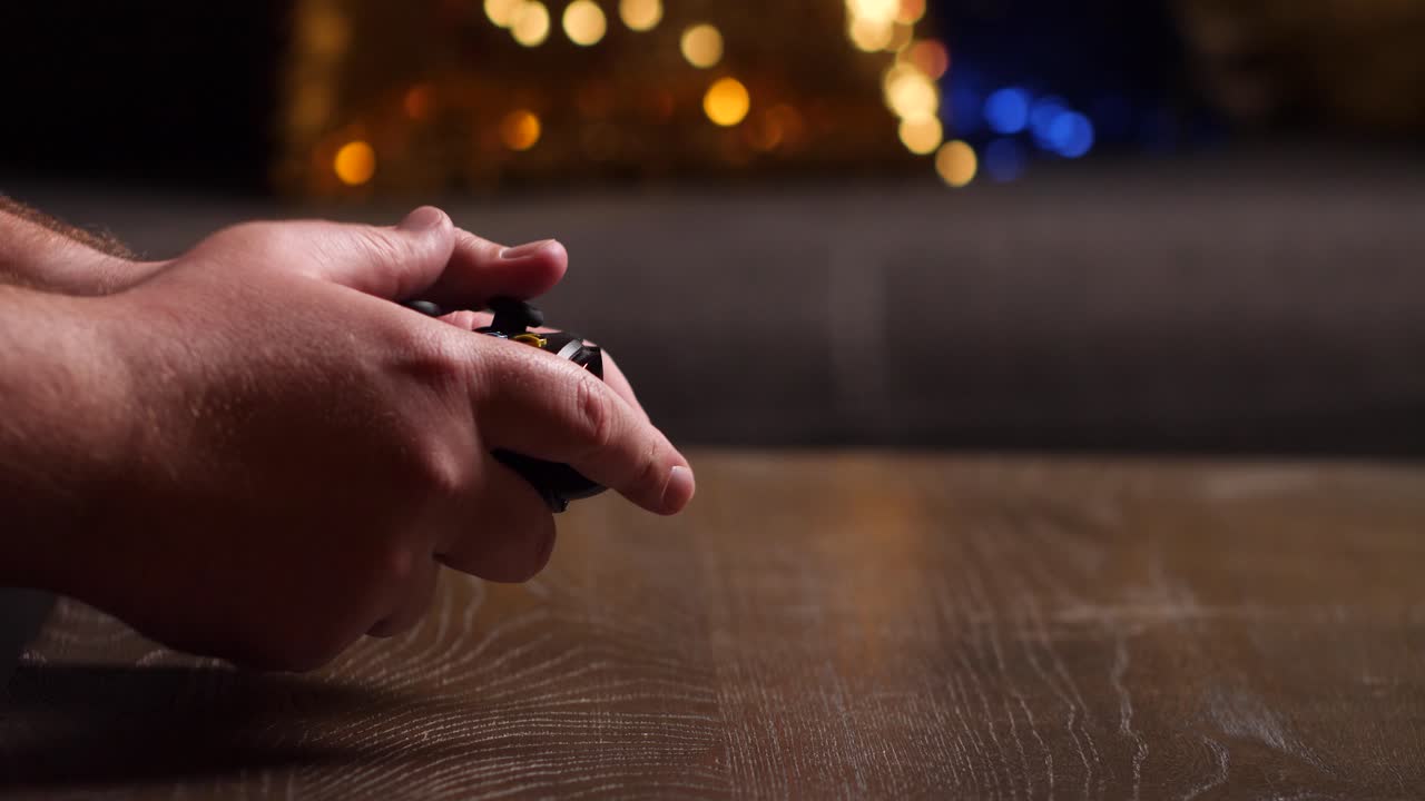 hombre caucásico juega videojuegos con un controlador de consola de juegos