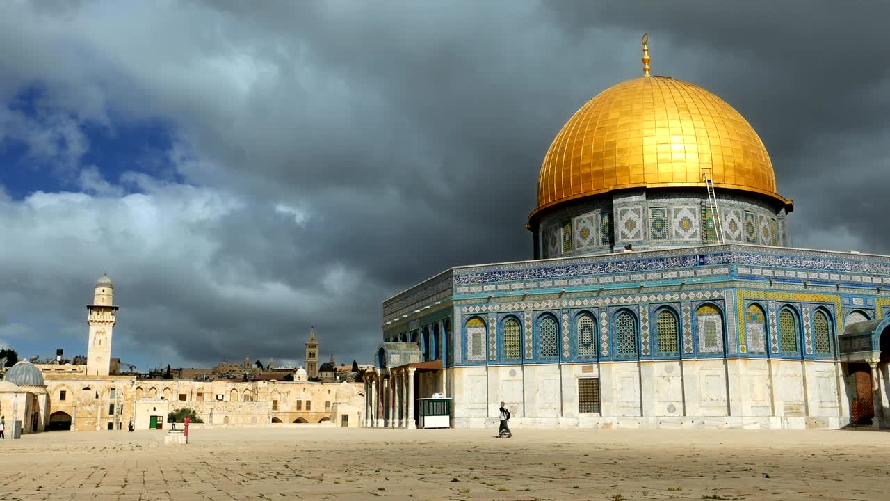 nubes sobre la cúpula de la mezquita de la roca en jerusalén