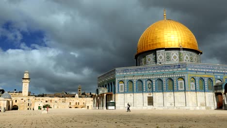 nubes sobre la cúpula de la mezquita de la roca en jerusalén
