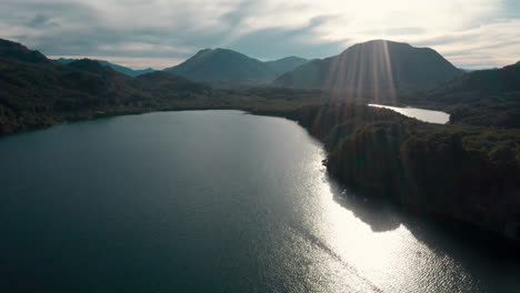 Amplia-Antena-Delantera-Del-Lago-Y-Las-Montañas-En-Argentina,-Destello-De-Lente