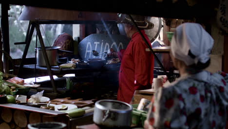 Gente-Trabajando-En-Un-Restaurante