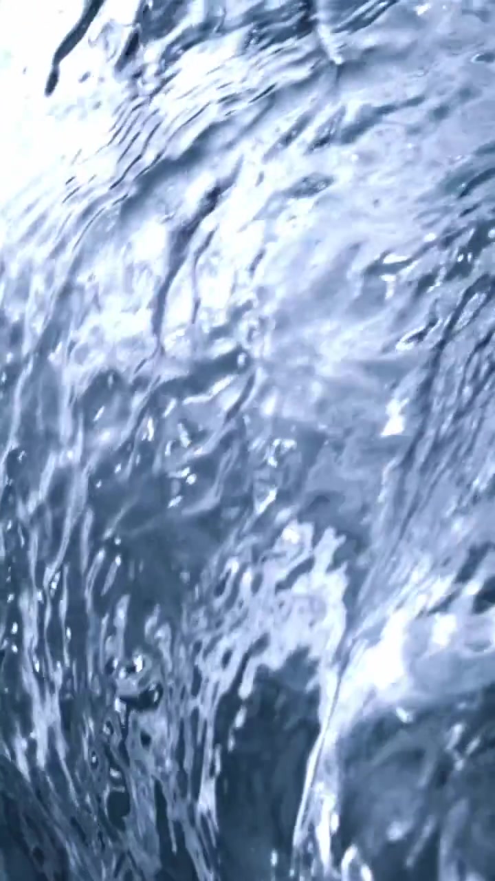 Абстрактный крупный план рябящей синей водной поверхности с бликами света.