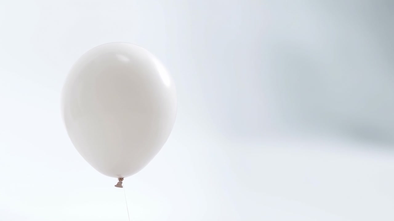 Ein einzelner cremefarbener Heliumballon schwebt leicht links der Mitte vor einem nahtlosen hellgrau-blauen Hintergrund, glänzende Latexoberfläche zeigt hellen Glanzpunkt, weiche Verlaufsnuancierung, schlank.