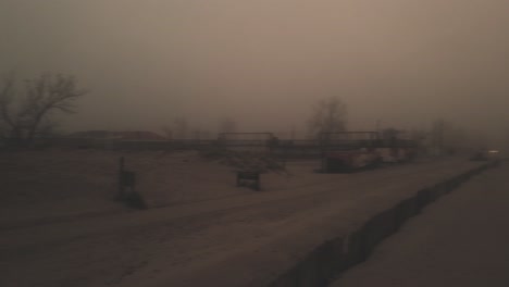 una bandeja de dunas de arena onduladas cubiertas de niebla frente al lago michigan