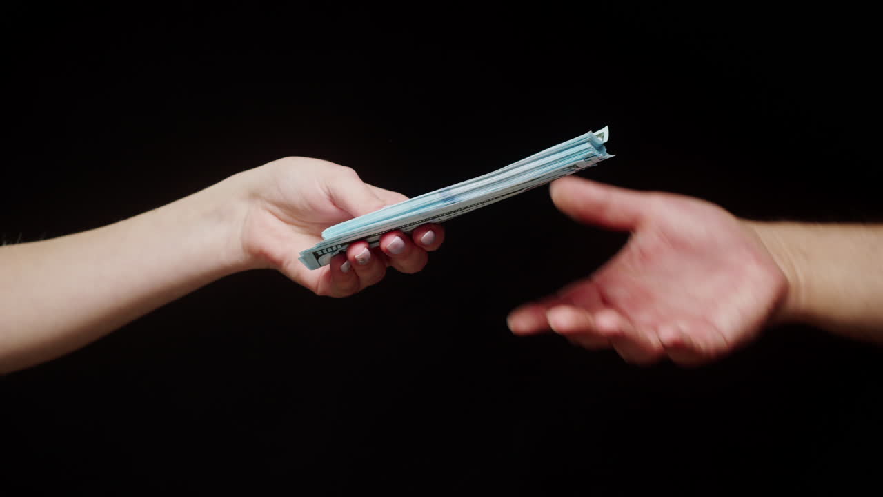 la mano con el dinero