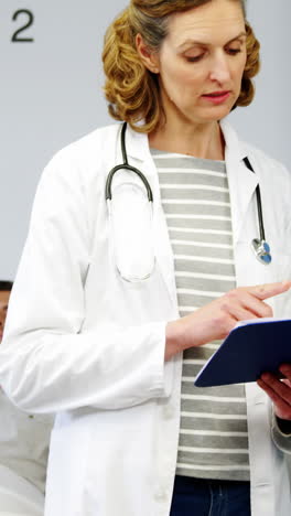 médico y enfermera discutiendo sobre el informe médico