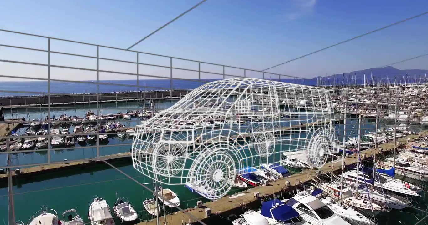 Luftaufnahme: Kamera schwenkt über einen Yachthafen und enthüllt den Drahtgitter-Unterboden eines SUV, der über einem Pier für Fahrzeuge schwebt.
