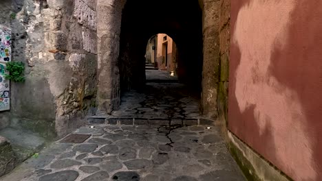 camino de piedra a través del arco que conduce a la ciudad