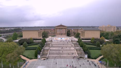 Museum-of-Art---Philadelphia,-PA---Drone-Shot-4K-with-Tourists-Walking-up-Stairs