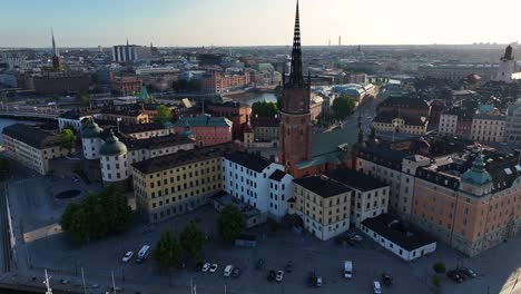 Hermoso-Casco-Histórico-De-Riddarholmen,-Revelación-De-Drones-Desde-La-Torre-De-La-Iglesia