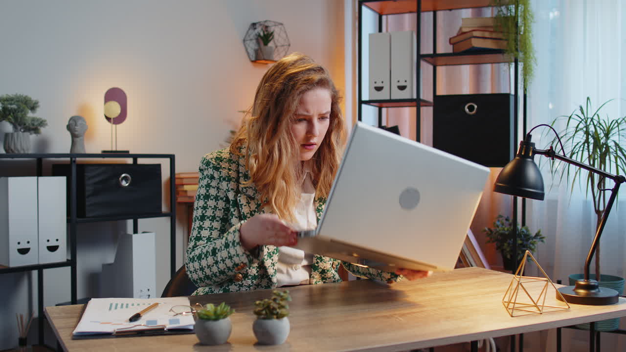 разочарованная бизнесменка с проблемами с программным обеспечением с ошибкой ноутбука или ошибкой уведомления о вирусе