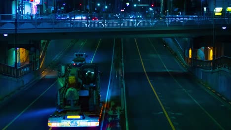 un lapso de tiempo nocturno del atasco de tráfico en la calle del centro de tokio.