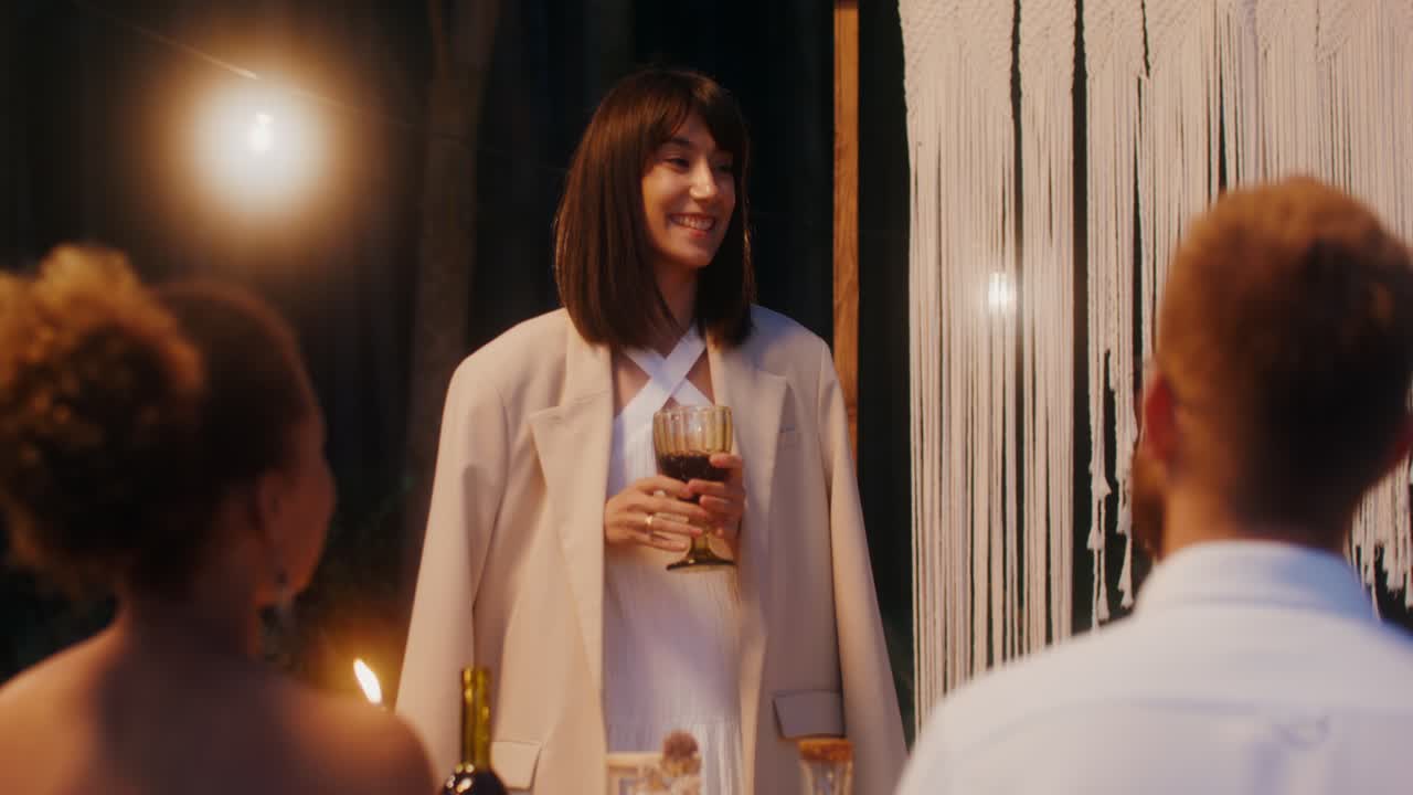 친구 들 과 함께 야외 저녁 파티