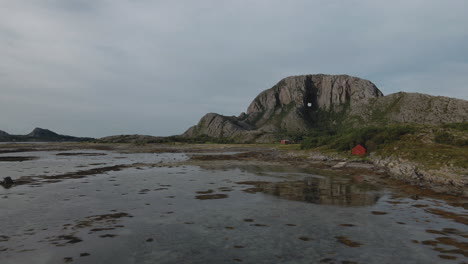 Cúpula-De-Granito-Torghatten-Conocida-Por-Su-Agujero-Natural-A-Través-De-Su-Centro,-Situada-En-La-Isla-De-Torget-En-Bronnoysund,-Noruega