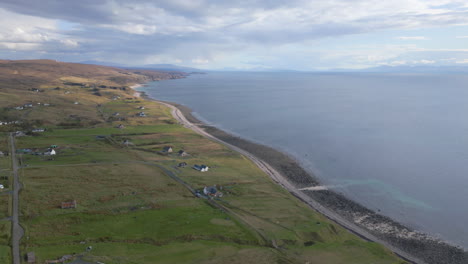 Costa-De-Melvaig-Con-Colinas-Y-Casas-Dispersas,-Escocia,-Vista-Aérea