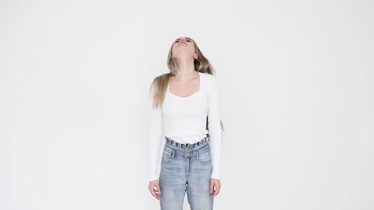Immagini di una donna in abbigliamento casual