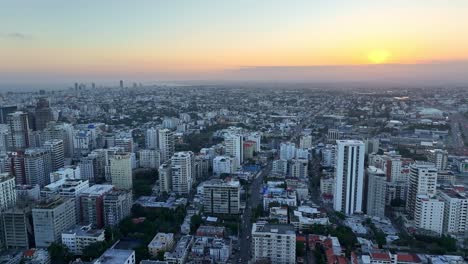 Sonnenuntergang-Luftaufnahme-Pullback-Mit-Blick-Auf-Die-Stadt-Santo-Domingo,-Dominikanische-Republik