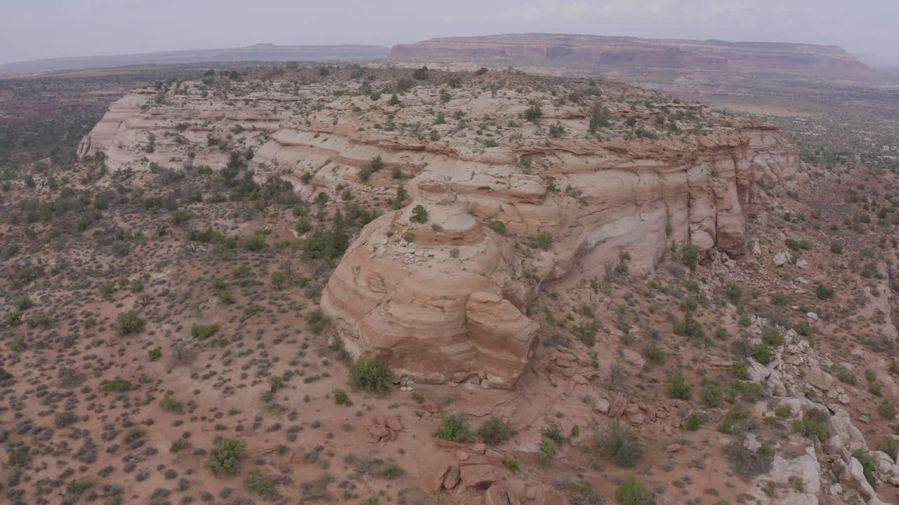 Veduta aerea sopra le vaste formazioni rocciose del deserto di Moab al tramonto - Utah.