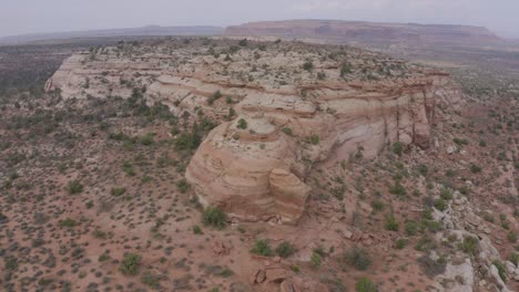 Luftaufnahme-über-Den-Riesigen-Felsformationen-Der-Moab-Wüste-Bei-Sonnenuntergang---Utah