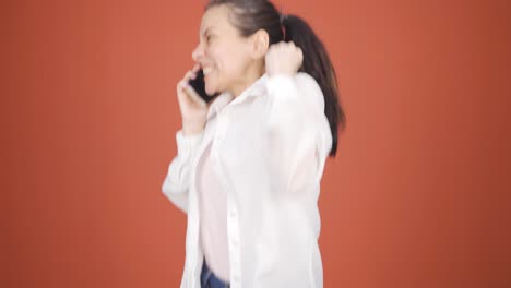 여성이 전화로 복음을 받고 있습니다.
