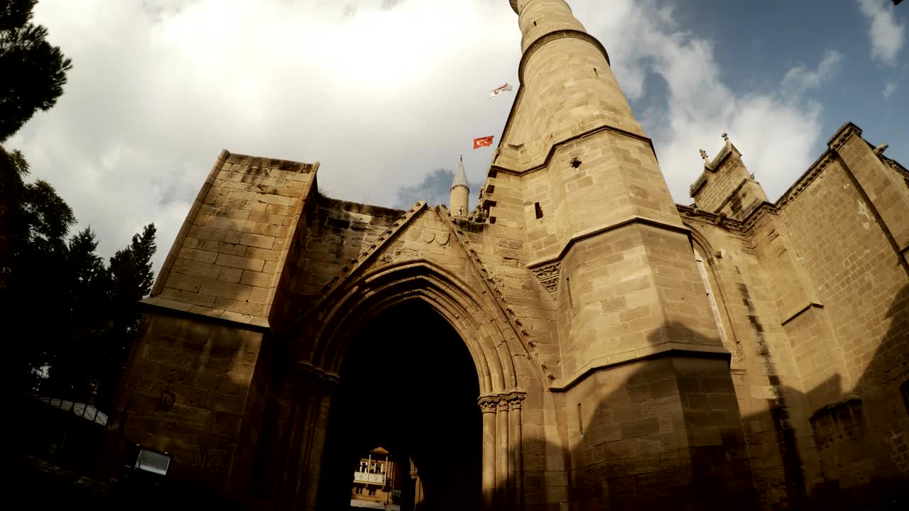 великолепная панорама мечети селимия на верхней части с минаретом и флагами северного кипра и турции