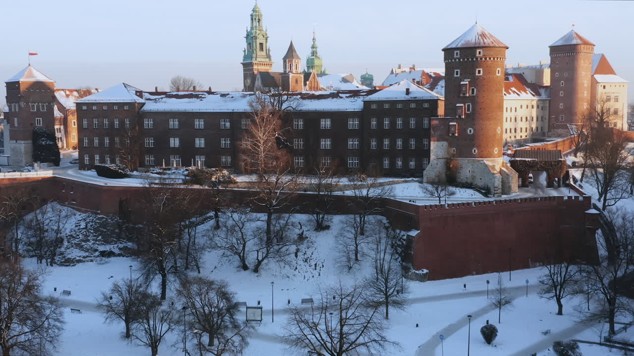 panorama del castillo de wawel cubierto de nieve y el casco antiguo en la mañana mágica con la suave luz del sol durante el invierno, cracovia, polonia