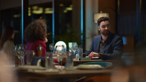 una pareja multiétnica disfrutando de una cena romántica en un elegante restaurante nocturno.